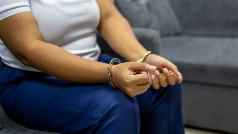 Arrestan a otra mujer vinculada a red de narcotr&aacute;fico en el AILA