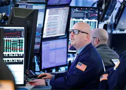 Wall Street zanja 2025 al alza, con volatilidad por aranceles y atento al boom de la IA
