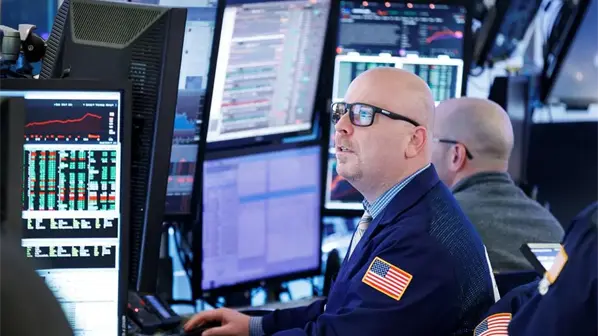 Wall Street zanja 2025 al alza, con volatilidad por aranceles y atento al boom de la IA