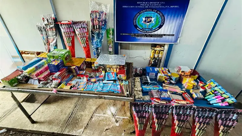 Autoridades decomisan m&aacute;s de 3,800 fuegos artificiales ilegales en Santiago