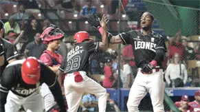 Jonrón de Lake mantiene a Leones invictos en primer lugar