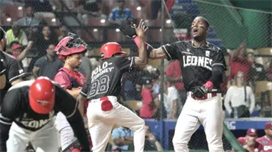 Jonrón de Lake mantiene a Leones invictos en primer lugar