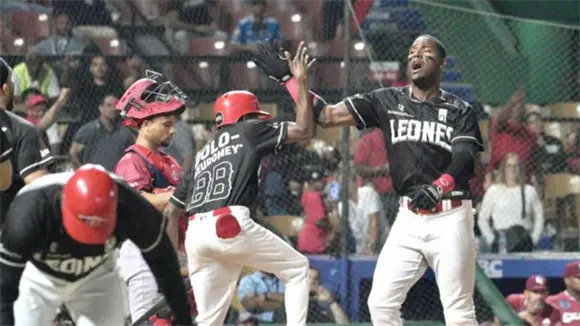 Jonr&oacute;n de Lake mantiene a Leones invictos en primer lugar