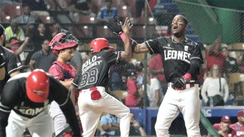 Jonrón de Lake mantiene a Leones invictos en primer lugar