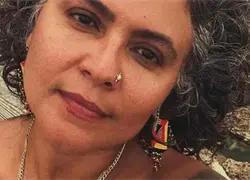 Imponen impedimento de salida a mujer que ultraj&oacute; el Himno Nacional con letras LGBTQ+