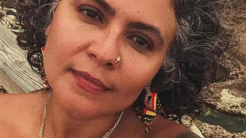 Imponen impedimento de salida a mujer que ultraj&oacute; el Himno Nacional con letras LGBTQ+