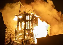 Incendio destruye iglesia histórica en Ámsterdam durante la Nochevieja