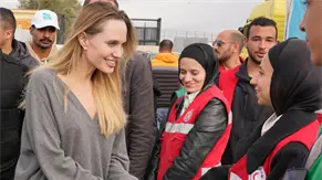 Angelina Jolie muestra apoyo a gazat&iacute;es en visita al cruce de Rafah