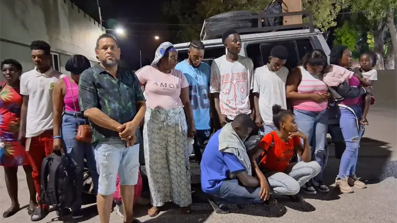 Ej&eacute;rcito apresa a dominicano que transportaba haitianos indocumentados en Bahoruco