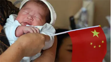 China grava los condones y anticonceptivos en un intento por elevar la natalidad