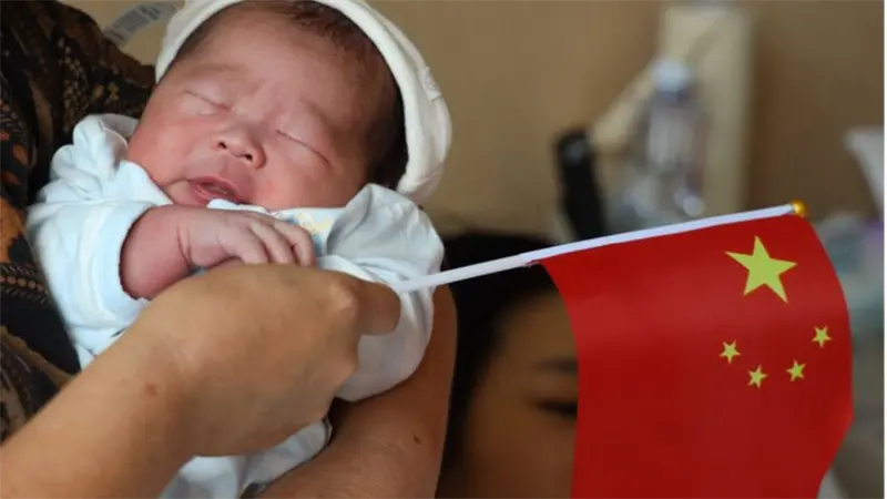 China grava los condones y anticonceptivos en un intento por elevar la natalidad