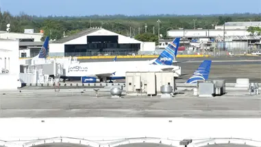 Cancelan m&aacute;s de 300 vuelos en PR por el operativo militar de EEUU en Venezuela