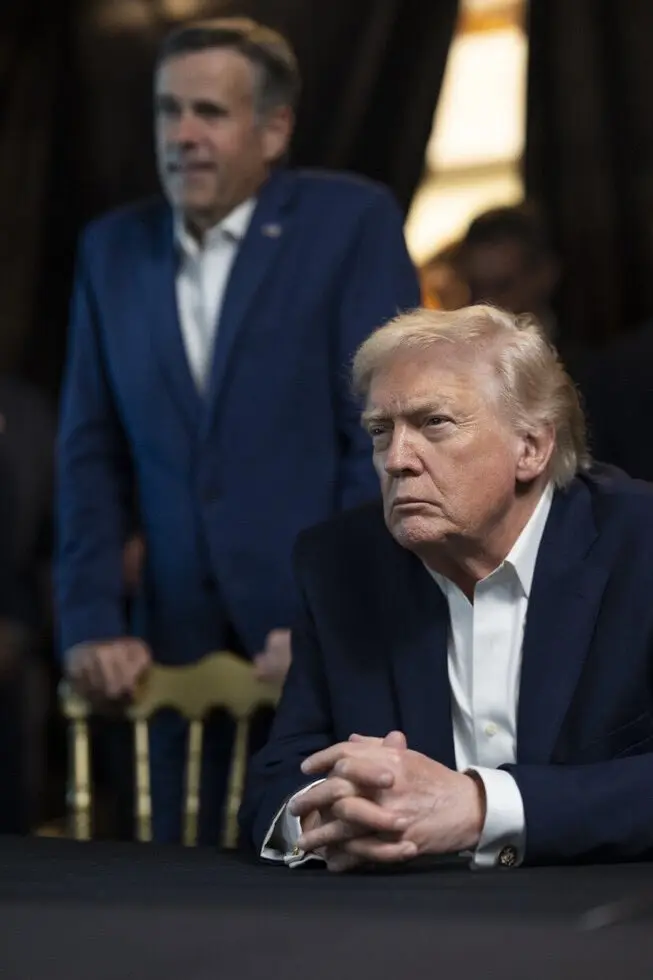En primer plano, el presidente de EE.UU., Donald Trump.