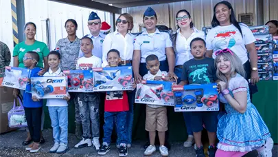 Comandancia General de la Fuerza Aérea, junto a la Asociación de Esposas, celebra el Día de los Reyes Magos con miles de niños