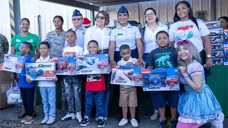 Comandancia General de la Fuerza A&eacute;rea, junto a la Asociaci&oacute;n de Esposas, celebra el D&iacute;a de los Reyes Magos con miles de ni&ntilde;os