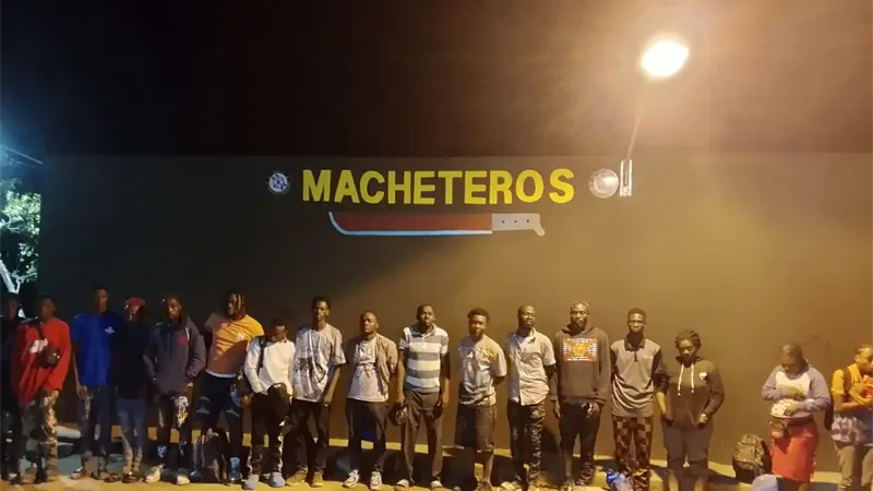 Ej&eacute;rcito detiene a conductor con indocumentados y arresta a otros 17 haitianos en zona boscosa de Montecristi