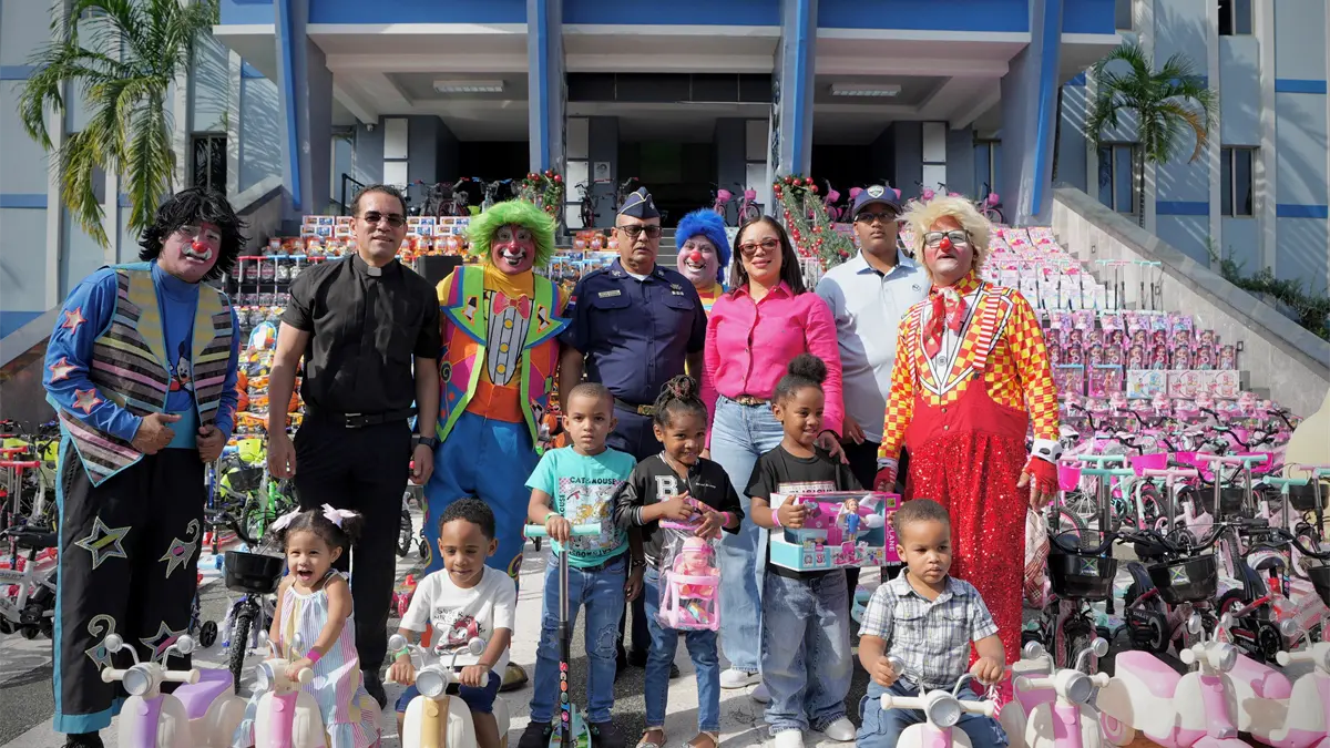 Asociación de Esposas de la Policía Nacional entrega juguetes en Día de los Santos Reyes