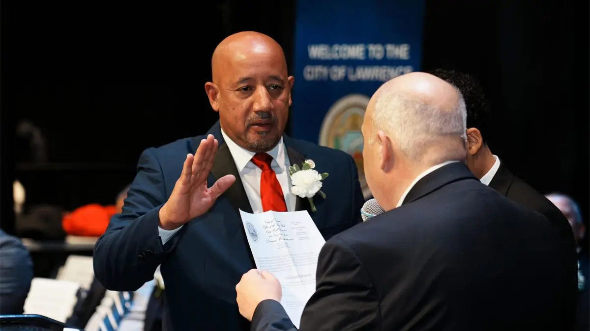 Brian DePeña se juramenta como alcalde de Lawrence por segunda ocasión
