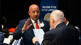 Brian DePeña se juramenta como alcalde de Lawrence por segunda ocasión Brian DePeña se juramenta como alcalde de Lawrence por segunda ocasión