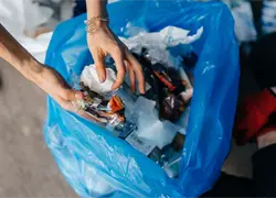 Basura y aguas negras convierten parque de Hato Nuevo en foco de contaminaci&oacute;n