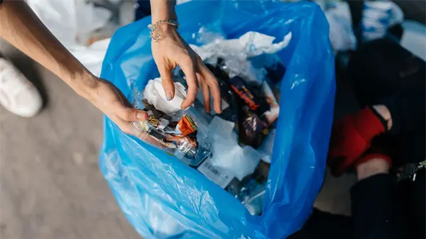 Basura y aguas negras convierten parque de Hato Nuevo en foco de contaminación
