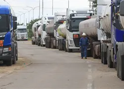 Campesinos bloquean carreteras en Bolivia contra retiro del subsidio a los combustibles
