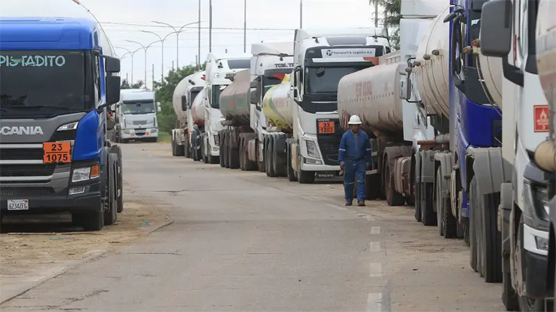 Campesinos bloquean carreteras en Bolivia contra retiro del subsidio a los combustibles