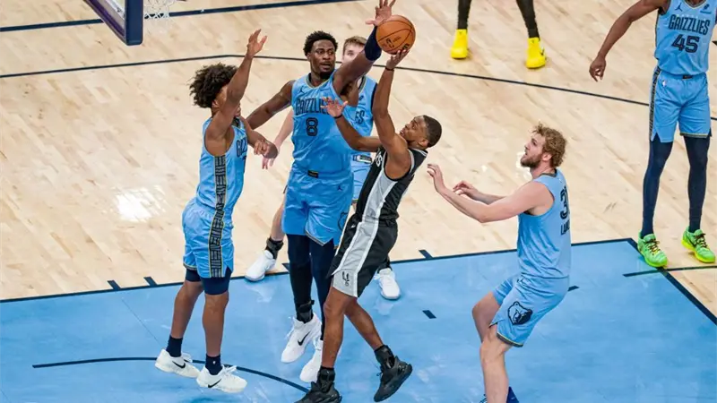 El tap&oacute;n de Aldama, alianza Doncic-LeBron y la peor racha de los Pacers