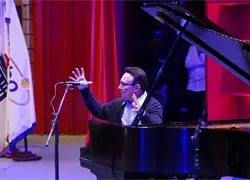 Michel Camilo comparte su experiencia con j&oacute;venes m&uacute;sicos en clase magistral de Berklee Santo Domingo 2026