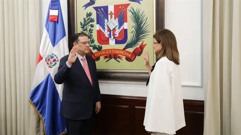 Raquel Pe&ntilde;a juramenta a Eduardo Sanz Lovat&oacute;n como ministro de Industria, Comercio y Mipymes