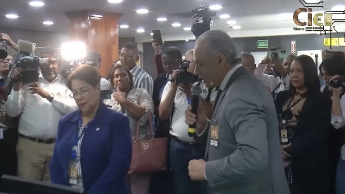 Digna Mercedes Díaz Rodríguez empleada mas antigua de la JCE primera en hacer el proceso de captura de datos para la nueva cedula de identidad y electoral.