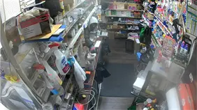 Robo a punta de pistola en bodega del Bronx queda captado en video