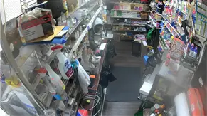 Robo a punta de pistola en bodega del Bronx queda captado en video