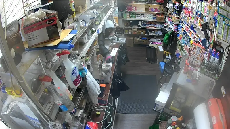 Robo a punta de pistola en bodega del Bronx queda captado en video