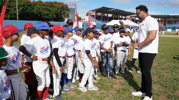 Cl&iacute;nica regional de b&eacute;isbol en Ban&iacute; re&uacute;ne a ni&ntilde;os de diez provincias del Sur