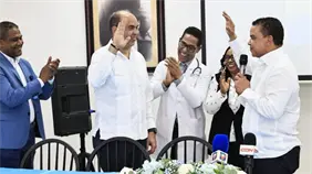 Doctor Julio Landr&oacute;n entrega super&aacute;vit hist&oacute;rico en hospital Ney Arias Lora y nombra director interino