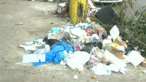 Ensanche Espaillat: edificio abandonado se convierte en foco de indigencia y peligro