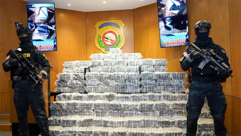 Intervienen embarcaci&oacute;n con 863 paquetes de presunta coca&iacute;na en persecuci&oacute;n mar&iacute;tima