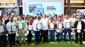 Presidente Abinader entrega 580 t&iacute;tulos de apartamentos en Santo Domingo y municipios cercanos