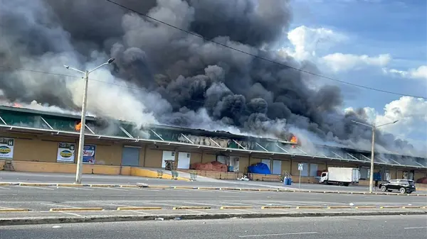 Seis meses después del incendio en el Merca Santo Domingo, comerciantes siguen esperando reconstrucción
