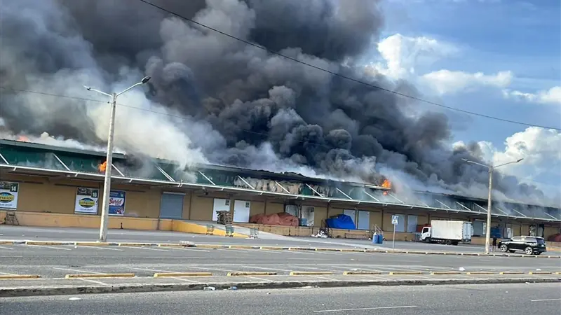 Seis meses despu&eacute;s del incendio en el Merca Santo Domingo, comerciantes siguen esperando reconstrucci&oacute;n
