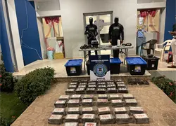 Detienen un hombre y ocupan 105 paquetes de presunta coca&iacute;na, armas y municiones en SDE