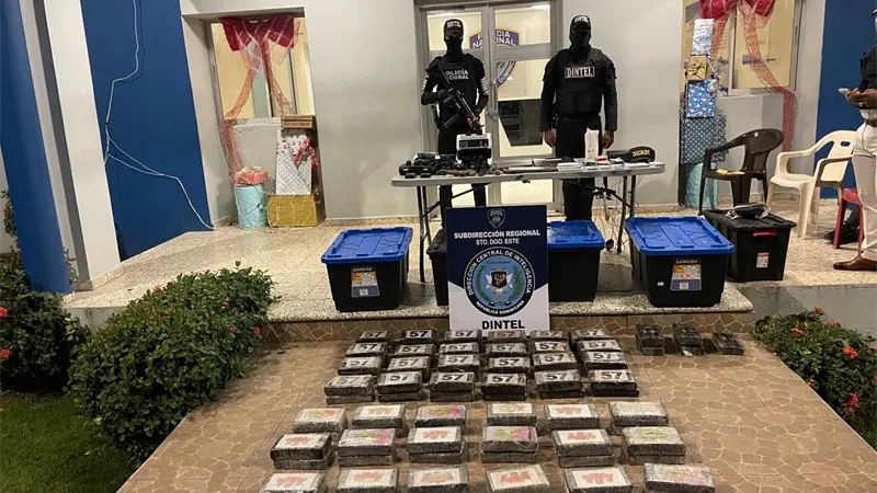 Detienen un hombre y ocupan 105 paquetes de presunta cocaína, armas y municiones en SDE