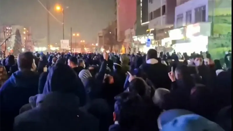 Protestas en Irán se intensifican, mientras las autoridades endurecen el tono y la represión