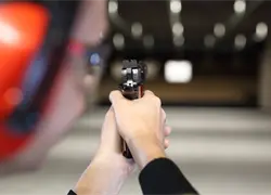 Desconocidos tirotean el veh&iacute;culo de la subdirectora de la c&aacute;rcel de Rafey; balean chofer