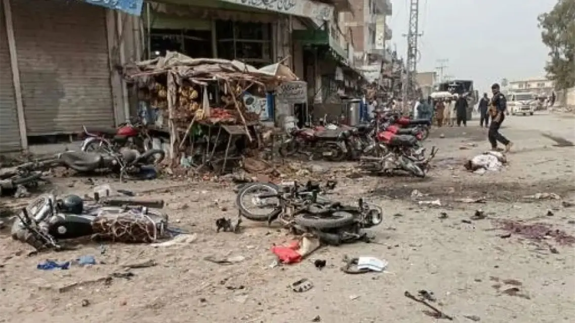 Mueren seis polic&iacute;as y un civil en un ataque con bomba en el noroeste de Pakist&aacute;n