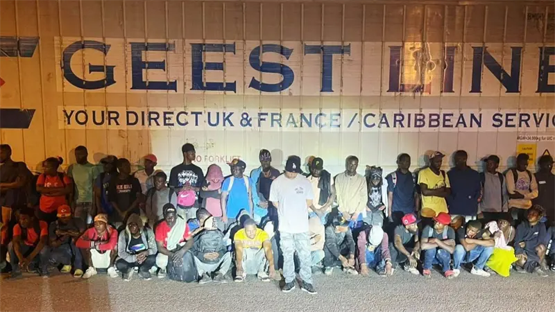 Detienen camionero ocultaba 52 haitianos indocumentados dentro de furg&oacute;n en Mao