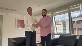 Miguel Mej&iacute;a visita en Venezuela a Nicol&aacute;s Maduro Guerra, hijo del expresidente Maduro, y a la presidenta Delcy Rodr&iacute;guez