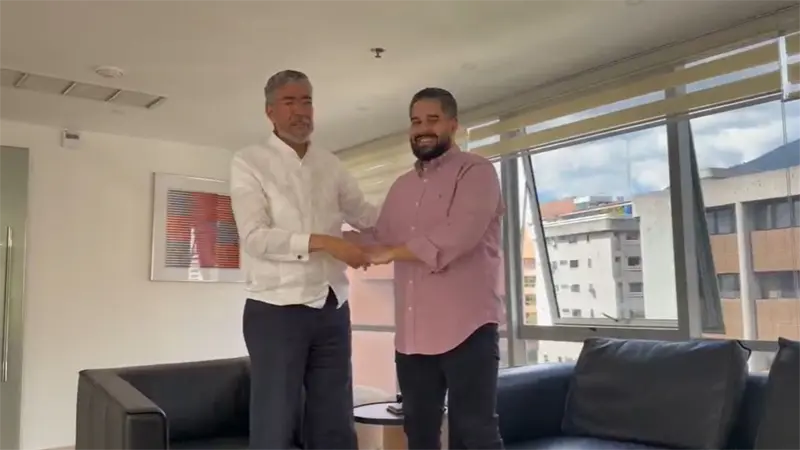 Miguel Mej&iacute;a visita en Venezuela a Nicol&aacute;s Maduro Guerra, hijo del expresidente Maduro, y a la presidenta Delcy Rodr&iacute;guez