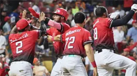 Rally de seis carreras despega al Escogido en primero con triunfo sobre Toros